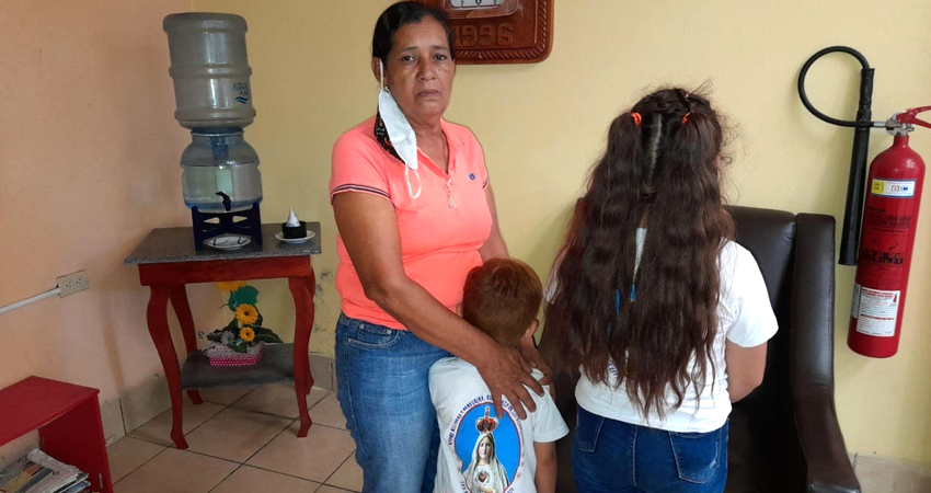 Vilma Úbeda Zeledón junto a sus nietos de 8 y 4 años. Foto: Alba Nubia Lira/Radio ABC Stereo