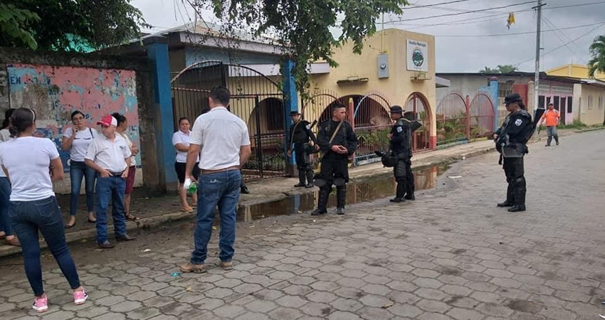 En horas de la mañana policías no permitieron el ingreso a los trabajadores. Foto: Cortesía/Radio ABC Stereo En horas de la mañana policías no permitieron el ingreso a los trabajadores. Foto: Cortesía/Radio ABC Stereo