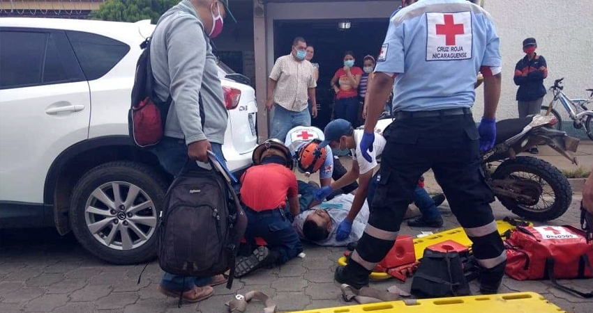 Los lesionados fueron asistidos por bomberos y cruzrojistas. Foto: Juan Fco. Dávila/Radio ABC Stereo Los lesionados fueron asistidos por bomberos y cruzrojistas. Foto: Juan Fco. Dávila/Radio ABC Stereo