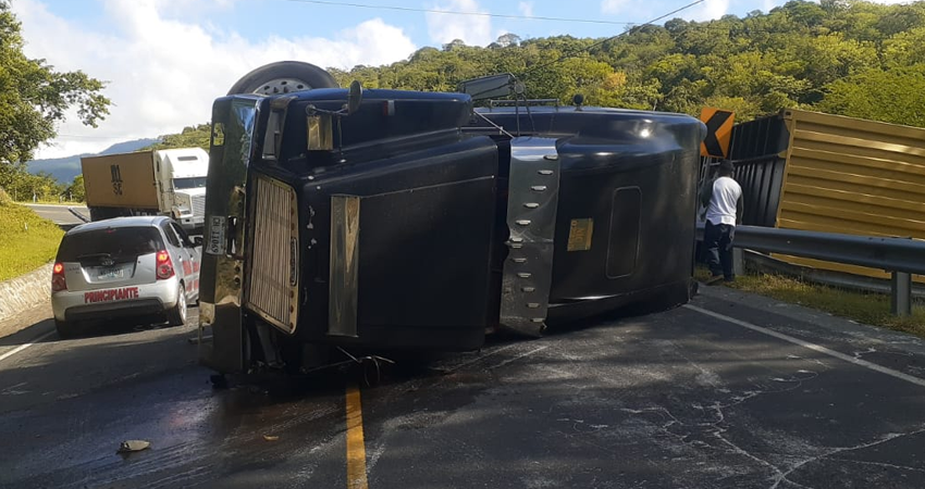 Furgón volcado. Foto: Cortesía/Radio ABC Stereo Furgón volcado. Foto: Cortesía/Radio ABC Stereo