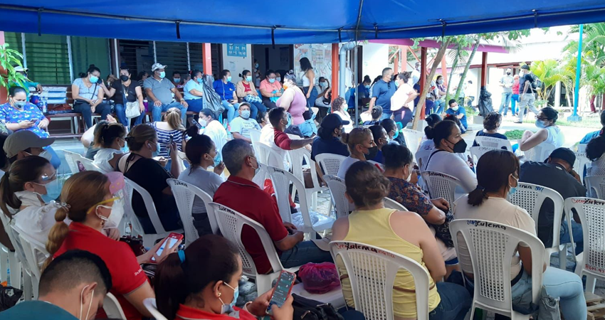 Los estelianos empezaron a esperar por la vacunas desde horas tempranas del miércoles. Foto: Alba Nubia Lira/Radio ABC Stereo Los estelianos empezaron a esperar por la vacunas desde horas tempranas del miércoles. Foto: Alba Nubia Lira/Radio ABC Stereo