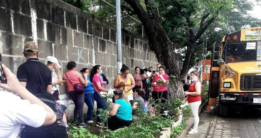 Cubanica dispuso de varios buses para el traslado a Managua. Foto: Cortesía/Radio ABC Stereo Cubanica dispuso de varios buses para el traslado a Managua. Foto: Cortesía/Radio ABC Stereo