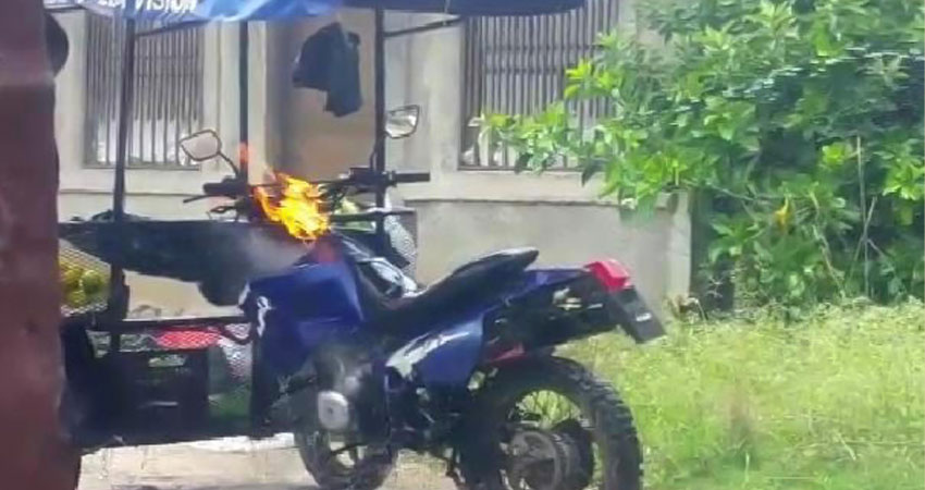 El fuego fue apagado rápidamente por los vecinos del sector. Foto: Juan Fco. Dávila/Radio ABC Stereo El fuego fue apagado rápidamente por los vecinos del sector. Foto: Juan Fco. Dávila/Radio ABC Stereo