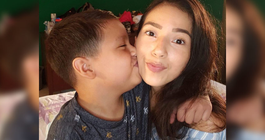 Mathías junto a su mamá Pamela Toruño. Foto: Cortesía/Radio ABC Stereo