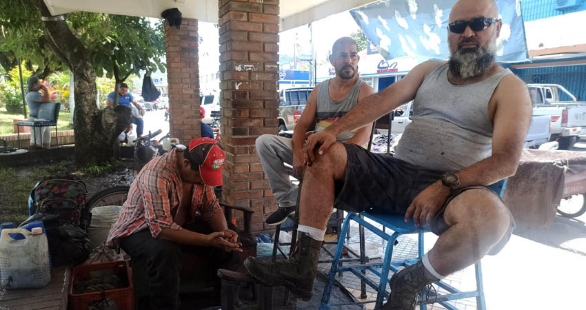 El costo de la lustrada se mantiene en 30 córdobas. Foto: Rosa Angélica Reyes/Radio ABC Stereo El costo de la lustrada se mantiene en 30 córdobas. Foto: Rosa Angélica Reyes/Radio ABC Stereo