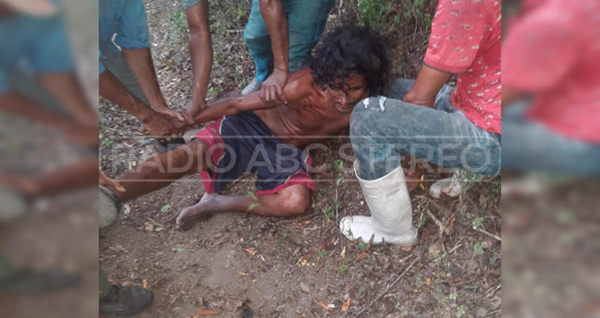 Los Comunitarios capturaron al agresor y lo entregaron a las autoridades. Foto: Cortesía/Radio ABC Stereo Los Comunitarios capturaron al agresor y lo entregaron a las autoridades. Foto: Cortesía/Radio ABC Stereo