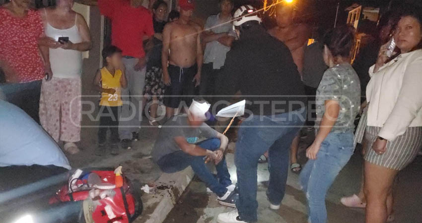 Los motociclistas impactaron en una camioneta. Foto: José Enrique Ortega/Radio ABC Stereo Los motociclistas impactaron en una camioneta. Foto: José Enrique Ortega/Radio ABC Stereo