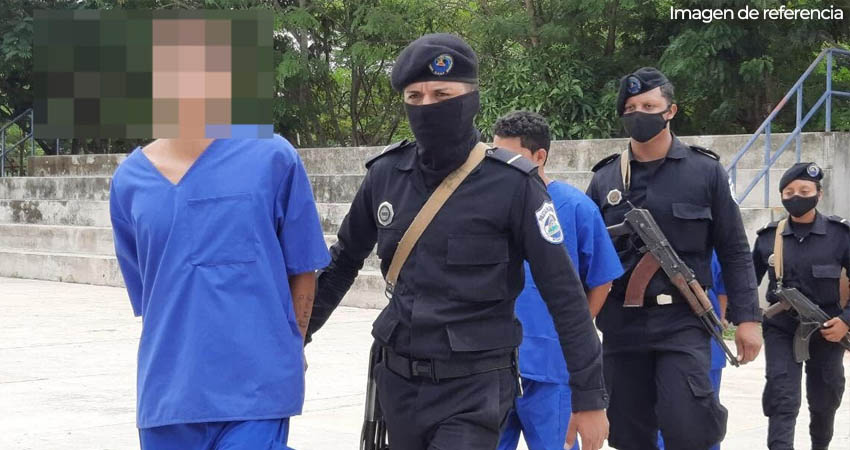 La policía presentó a tres acusados de robo. Foto: Imagen de referencia La policía presentó a tres acusados de robo. Foto: Imagen de referencia