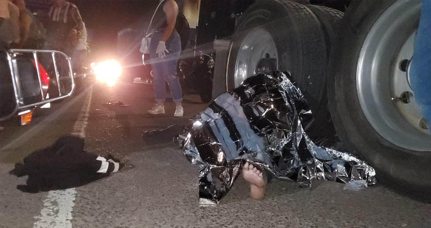 Consternación ante la muerte de un motociclista y su pasajera. Foto: José Enrique Ortega/Radio ABC Stereo Consternación ante la muerte de un motociclista y su pasajera. Foto: José Enrique Ortega/Radio ABC Stereo