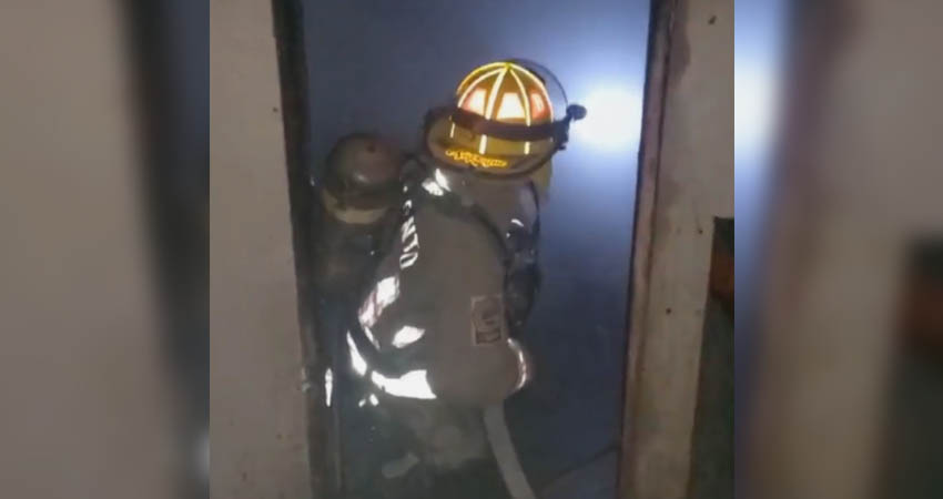 Bomberos atendieron la emergencia, ninguna persona resultó lesionada. Foto: Cortesía / Radio ABC Stereo Bomberos atendieron la emergencia, ninguna persona resultó lesionada. Foto: Cortesía / Radio ABC Stereo