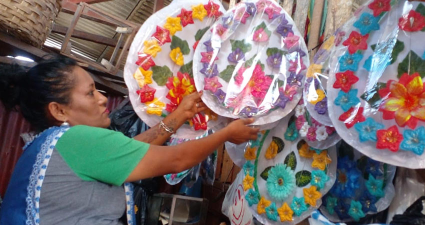 Comerciantes de Ocotal ofertan coronas para arreglar tumbas. Foto: Marvin Gadea/Radio ABC Stereo Comerciantes de Ocotal ofertan coronas para arreglar tumbas. Foto: Marvin Gadea/Radio ABC Stereo