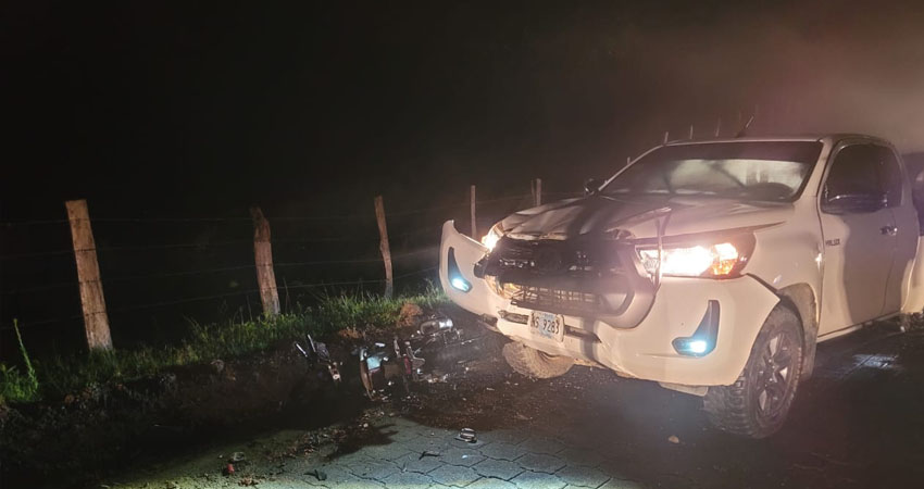 La motocicleta impactó contra una camioneta Hilux. Foto: Cortesía/Radio ABC Stereo