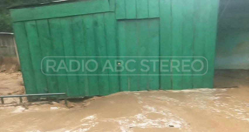 Lodo, piedras y desechos fueron arrastrados por las aguas. Foto: Cortesía/Radio ABC Stereo Lodo, piedras y desechos fueron arrastrados por las aguas. Foto: Cortesía/Radio ABC Stereo