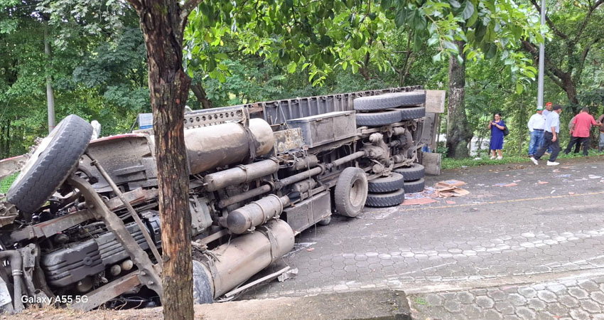 El vuelco provocó la obstrucción temporal de la vía. Foto: Cortesía/Quilalí al día El vuelco provocó la obstrucción temporal de la vía. Foto: Cortesía/Quilalí al día