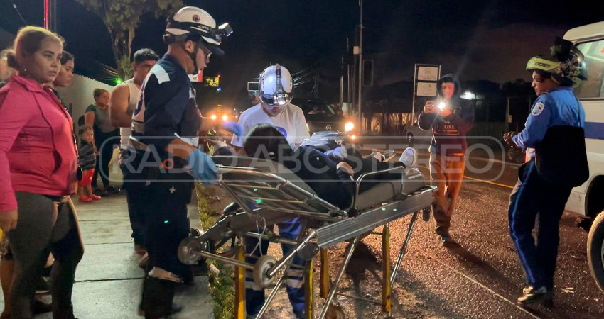 Paramédicos de Cruz Blanca atendieron la emergencia. Foto: Dayana González/Radio ABC Stereo Paramédicos de Cruz Blanca atendieron la emergencia. Foto: Dayana González/Radio ABC Stereo