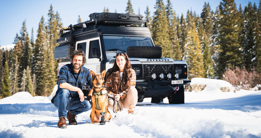Andreea y Christian, la pareja suiza que recorre América viviendo en una casa rodante junto a su perro Cargando..