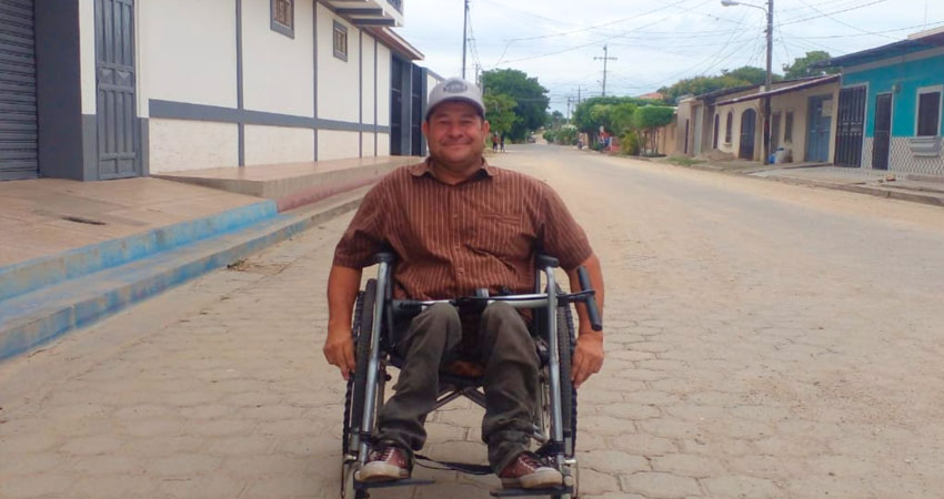 Aunque la poliomielitis fue erradicada en Nicaragua hace décadas, sigue viva en quienes la padecieron. Marvin Jerónimo Herrera Siles cuenta su historia de superación pese a esta enfermedad.