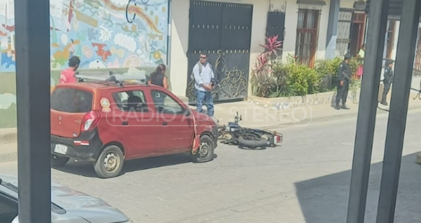 El taxista aparentemente intentaba huir tras haber chocado con otros vehículos antes de impactar finalmente contra un motociclista.