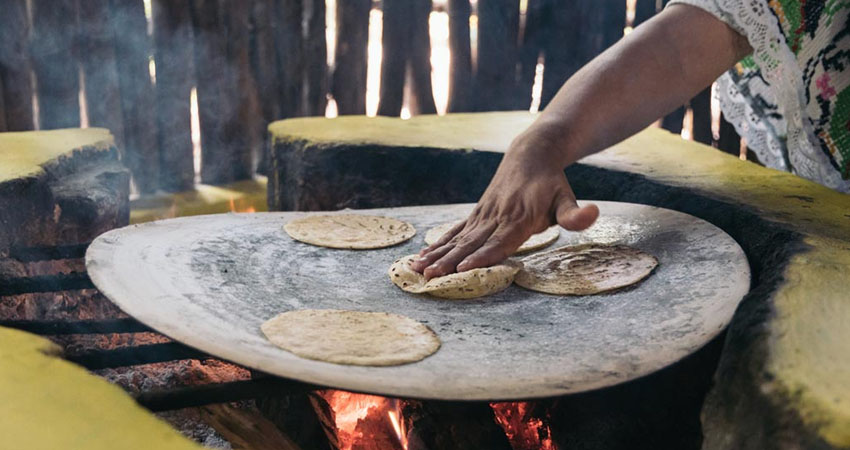 Comerciantes de tortillas aseguraron que los costos de insumos como la leña y el transporte no les permite bajar el precio de este producto.
