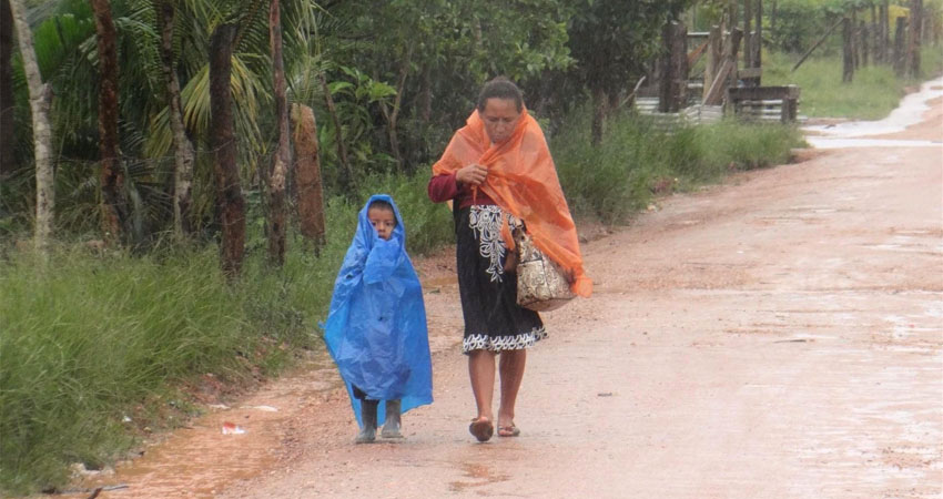 Pobladores de Bilwi durante la llegada de Eta. Foto: Brisa Bucardo/BHW La Revista Joven.