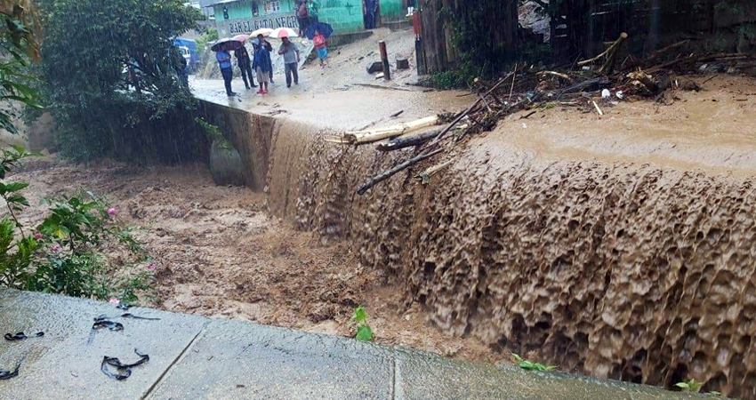 El río se desbordó y afectó varias viviendas. Foto: Cortesía El río se desbordó y afectó varias viviendas. Foto: Cortesía