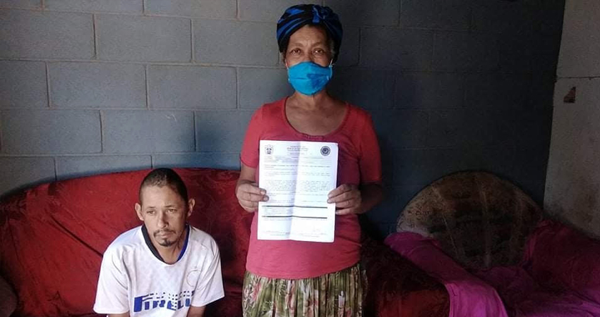 La señora pide al conductor tener conciencia. Foto: Juan Fco. Dávila/Radio ABC Stereo