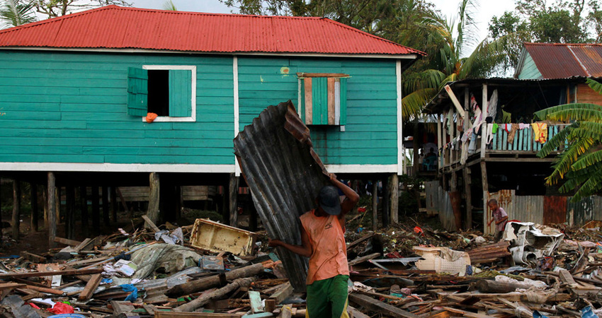 Un residente de Puerto Cabezas en Nicaragua limpia los escombros de su casa después del paso del Huracán Eta. Foto: WFP/Photolibrary Un residente de Puerto Cabezas en Nicaragua limpia los escombros de su casa después del paso del Huracán Eta. Foto: WFP/Photolibrary