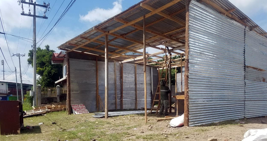 Los puestos de venta empezaron a instalarse el viernes. Foto: Roberto Mora/Radio ABC Stereo