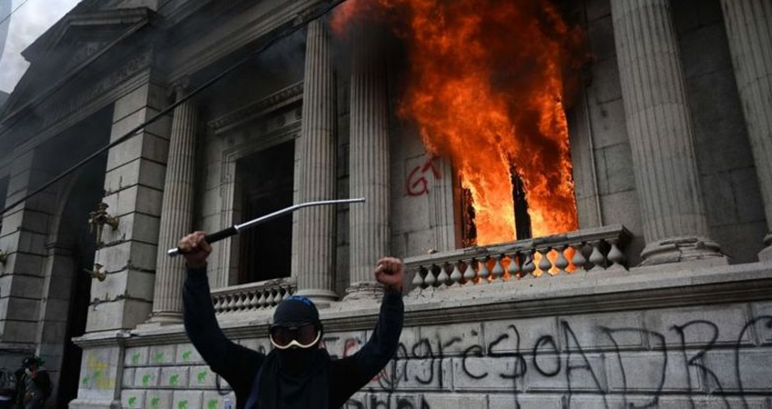 Los manifestantes lograron ingresar brevemente en la sede del Congreso, donde causaron destrozos. Foto: Getty Images/BBC Mundo Los manifestantes lograron ingresar brevemente en la sede del Congreso, donde causaron destrozos. Foto: Getty Images/BBC Mundo