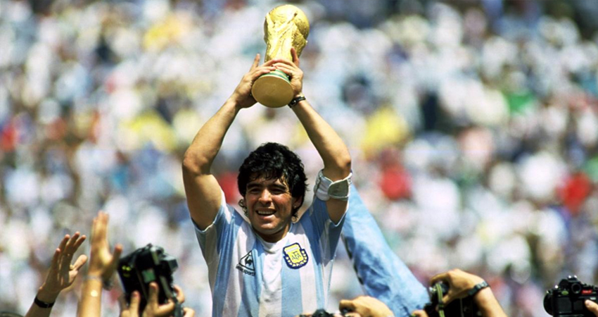 Maradona alzando la Copa del Mundo de México 1986 Maradona alzando la Copa del Mundo de México 1986