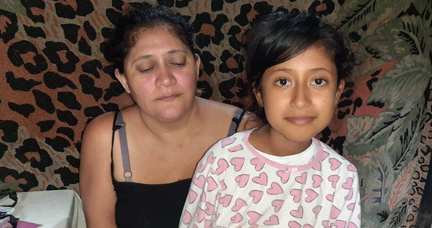 María Ester Arauz y su pequeña hija. Foto: Famnuel Úbeda/Radio ABC Stereo