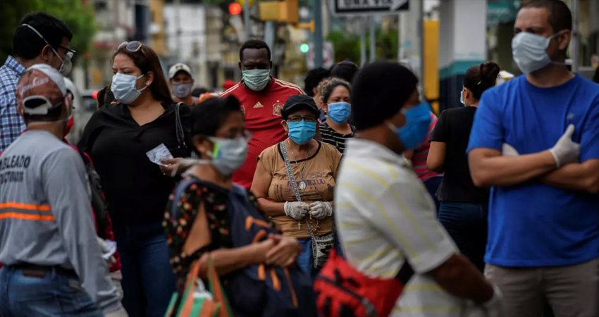 Al salir, los especialistas recomiendan mantener la distancia y uso de mascarillas. Foto de referencia. Al salir, los especialistas recomiendan mantener la distancia y uso de mascarillas. Foto de referencia.