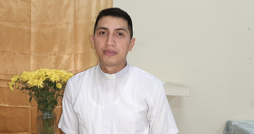 Sacerdote Félix Pedro Romero, encargado del templo. Foto: Famnuel Úbeda/Radio ABC Stereo