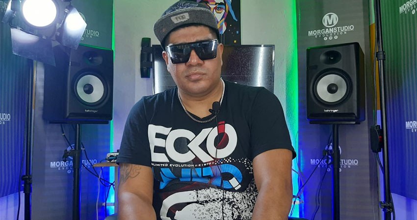 Eduardo Manuel Olivas, conocido como Manny, está a cargo de Morgan Studio. Foto: Famnuel Úbeda/Radio ABC Stereo