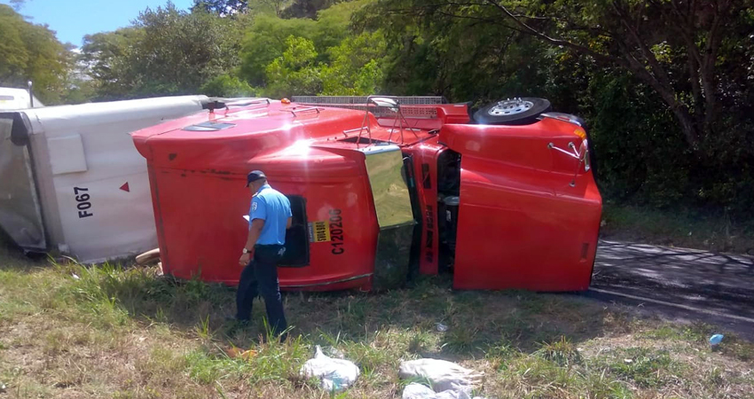 Portada: El furgón quedó volcado a un lado de la carretera. Foto: Juan Fco. Dávila/Radio ABC Stereo