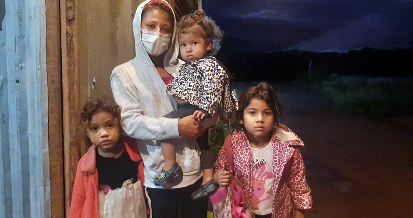 María Sugey junto a sus tres pequeñas hijas. Foto: Famnuel Úbeda/Radio ABC Stereo