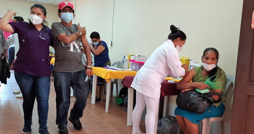 La meta de la institución al finalizar el año es de 263,572 personas vacunadas. Foto: Cortesía