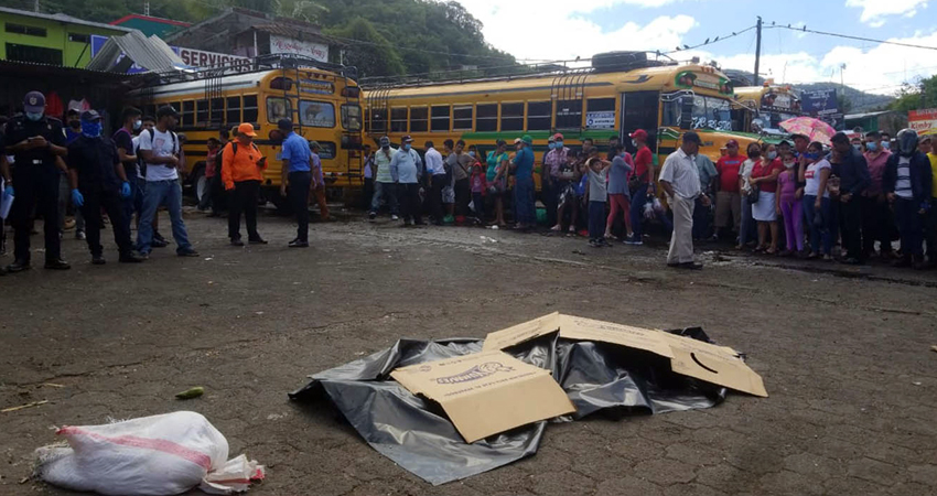 La víctima intentó correr para salvarse pero el bus la alcanzó. Foto: Cortesía