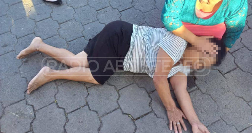 La señora fue trasladada por sus familiares a un centro hospitalario. Foto: Rosa Angélica Reyes/Radio ABC Stereo