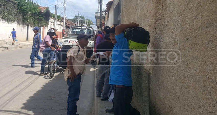 Los trabajadores esperan buen pago por la lata de café. Foto: Denis García / Radio ABC Stereo Los trabajadores esperan buen pago por la lata de café. Foto: Denis García / Radio ABC Stereo