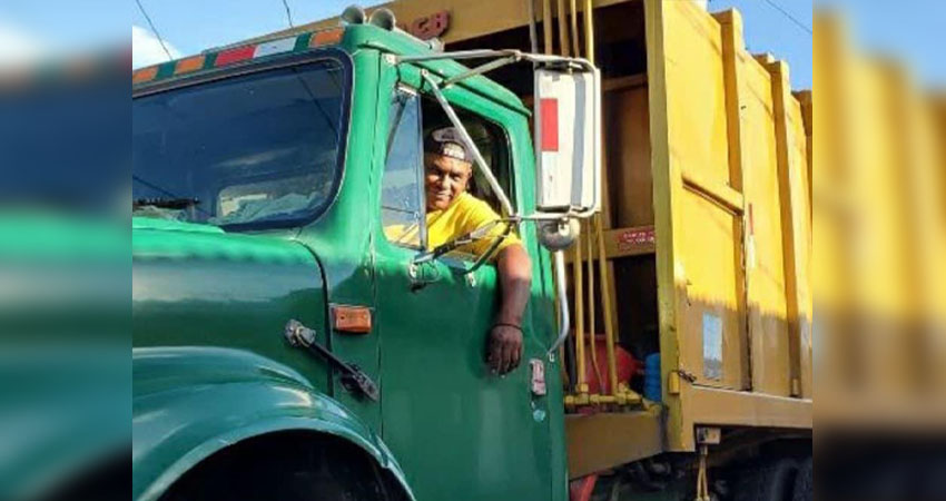 Más de la mitad de su vida se dedicó a trabajar como conductor en la municipalidad. Foto: Cortesía/Radio ABC Stereo