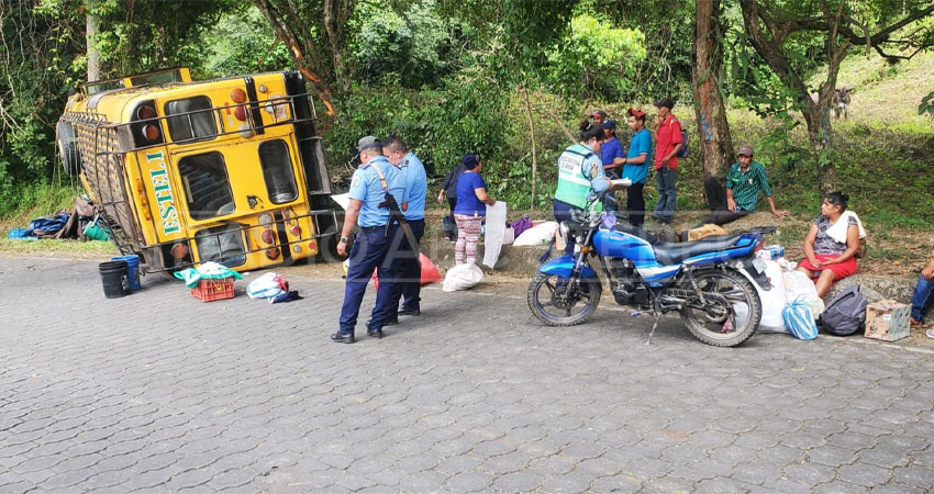Bus que cubre ruta Wiwilí - Estelí se vuelca en Las Quebradas, El Jícaro