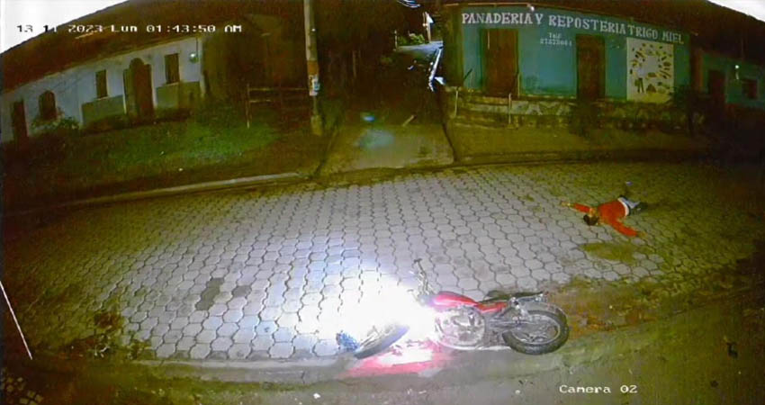 Johnny Varela inconsciente tras impactar en una cuneta. Foto: Cortesía / Radio ABC Stereo Johnny Varela inconsciente tras impactar en una cuneta. Foto: Cortesía / Radio ABC Stereo