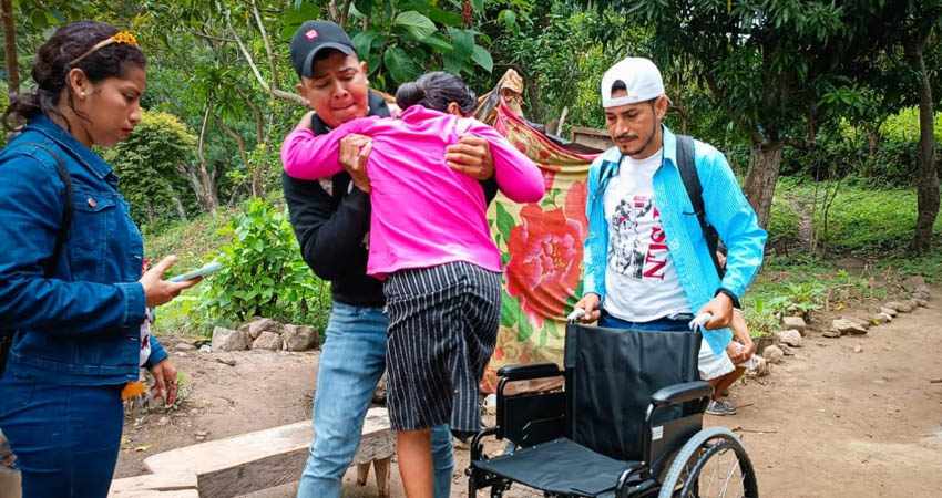Personas con discapacidad motora reciben silla de ruedas. Foto: Cortesía/Red de comunicadores Personas con discapacidad motora reciben silla de ruedas. Foto: Cortesía/Red de comunicadores