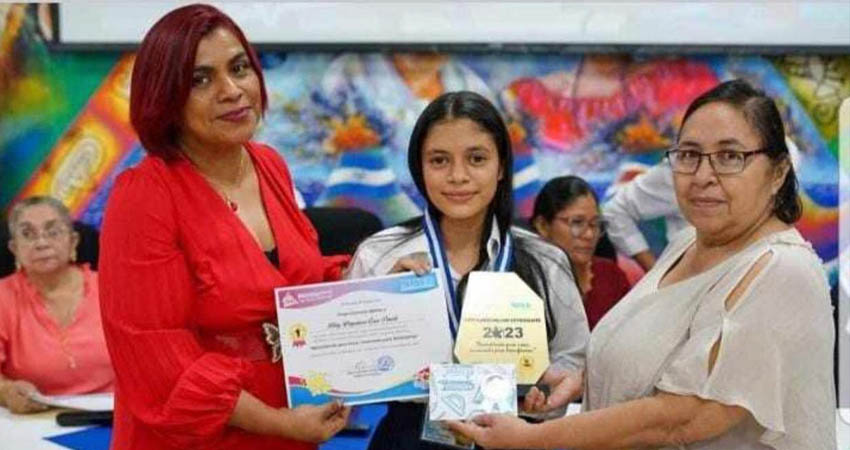 Libny Cruz de 16 años, Mejor estudiante de Educación Secundaria. Foto: Cortesía/Radio ABC Stereo Libny Cruz de 16 años, Mejor estudiante de Educación Secundaria. Foto: Cortesía/Radio ABC Stereo