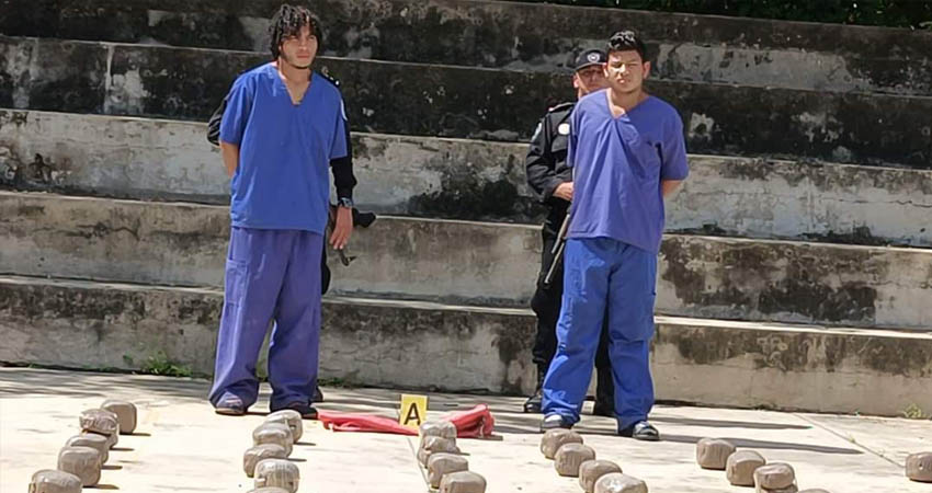 Hared Tercero y Eddy Benavides supuestamente transportaban marihuana. Foto: Cortesía / Policía Nacional Hared Tercero y Eddy Benavides supuestamente transportaban marihuana. Foto: Cortesía / Policía Nacional