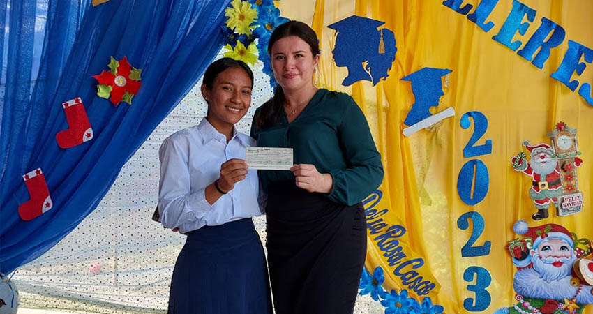 Estudiante de Wiwilí, Nueva Segovia, recibe bono complementario. Foto: Cortesía / Mined Estudiante de Wiwilí, Nueva Segovia, recibe bono complementario. Foto: Cortesía / Mined