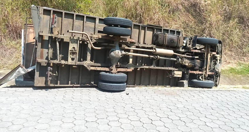 Camión volcado en Nueva Segovia.  Foto: Cortesía / Radio ABC Stereo Camión volcado en Nueva Segovia.  Foto: Cortesía / Radio ABC Stereo