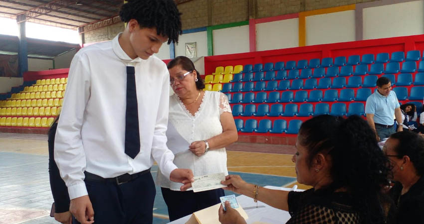 Bachiller recibiendo bono complementario. Foto: Cortesía/Radio ABC Stereo Bachiller recibiendo bono complementario. Foto: Cortesía/Radio ABC Stereo
