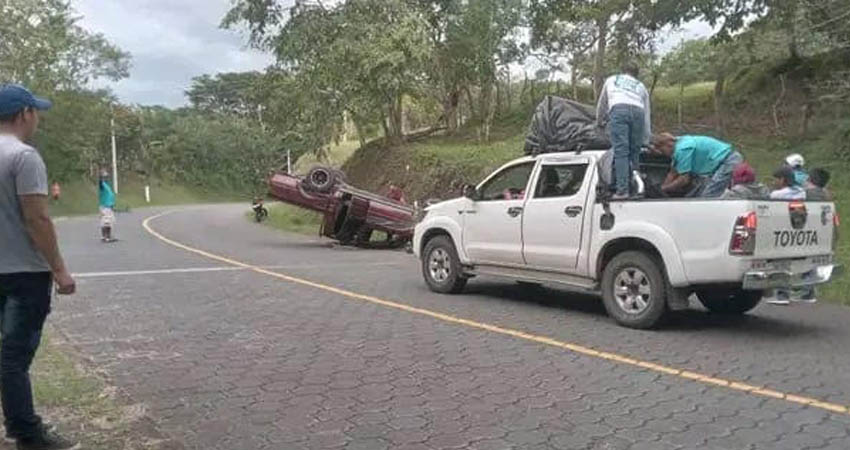 Vecinos del lugar auxiliaron al conductor de la camioneta. Foto: Cortesía/Radio ABC Stereo